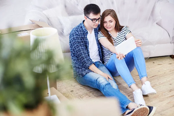 Beautiful Young Woman Her Handsome Boyfriend Sitting Wooden Floor New — Stock Photo, Image