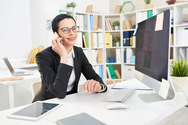 Lächelnder Unternehmer Mittleren Alters Der Schreibtisch Sitzt Während Telefonverhandlungen Mit — Stockfoto