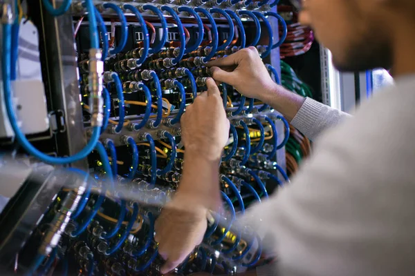 Крупный План Мужских Рук Соединяющих Провода Серверном Шкафу Работе Суперкомпьютером — стоковое фото