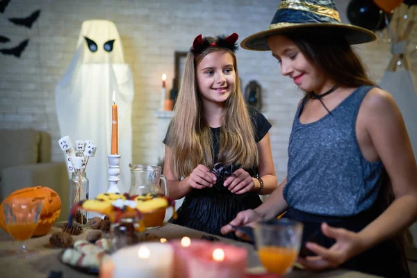 Retrato Dos Adolescentes Vestidas Con Disfraces Brujas Preparando Una Mesa — Foto de Stock