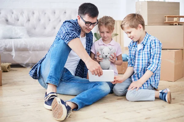 Lovely Moments Fatherhood Handsome Young Dad Sitting Floor Living Room — Stock Photo, Image