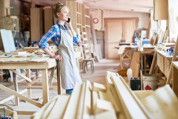Portrait Modern Young Woman Speaking Phone Carpenting Shop Taking Break — Stock Photo, Image