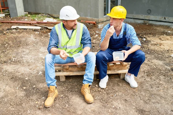 Portrait Two Construction Workers Taking Break Site Eating Lunch Out — Stock Photo, Image