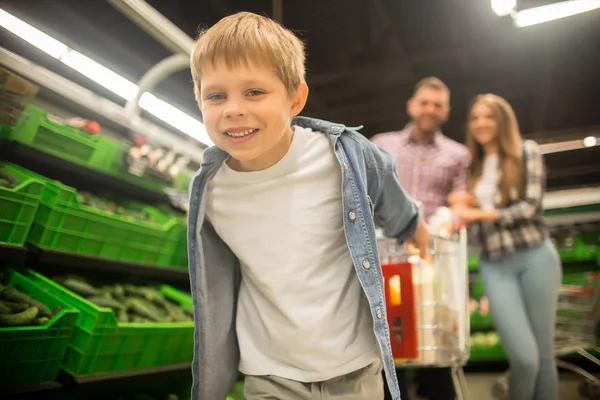 Портрет Щасливого Маленького Хлопчика Який Розважається Супермаркеті Купує Продукти Сім — стокове фото