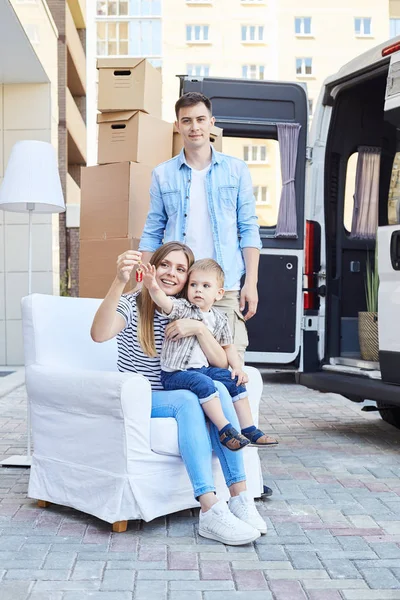 Retrato Una Familia Joven Feliz Sentada Sillón Aire Libre Moviéndose — Foto de Stock