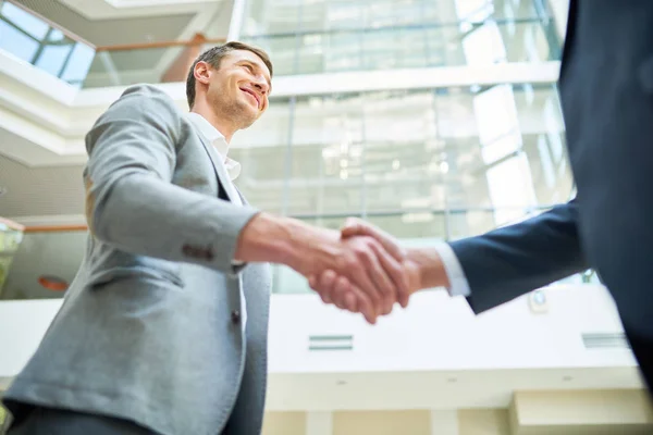 Lage Hoekmening Van Glimlachen Business Partners Handen Schudden Terwijl Ruime — Stockfoto