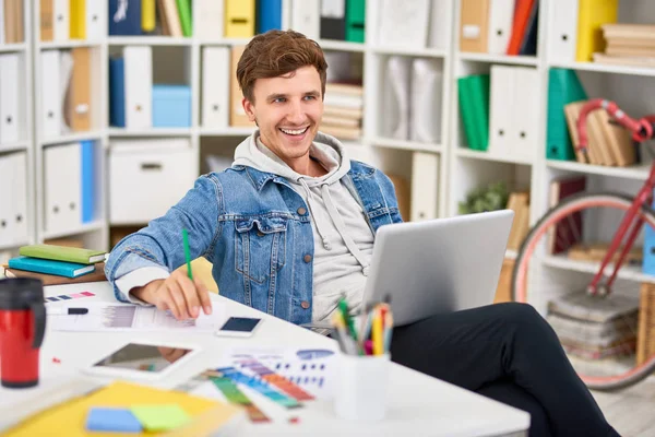 Porträtt Leende Ung Man Klädd Casual Kläder Använder Laptop Medan — Stockfoto