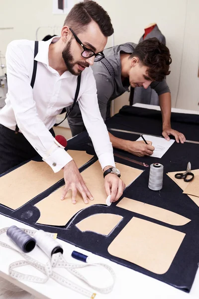 Retrato Dois Jovens Alfaiates Trabalhando Atelier Studio Fazendo Padrões Para — Fotografia de Stock