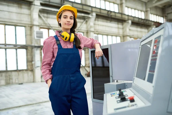 Sorrindo Bela Jovem Estagiária Trabalhando Fábrica Saber Como Gerenciar Máquina — Fotografia de Stock