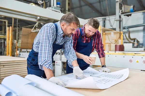 Portret Van Twee Werklieden Bespreken Projectplannen Atelier Van Moderne Industriële — Stockfoto