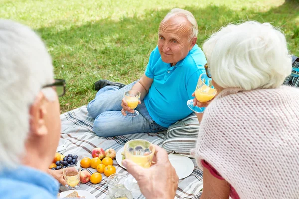 Retrato Cuerpo Entero Del Guapo Anciano Sosteniendo Vaso Jugo Naranja — Foto de Stock