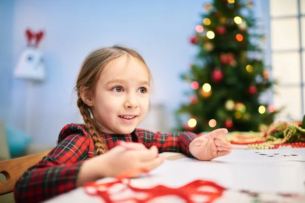 Mały Dziewczyna Rysunek Boże Narodzenie Karta Creative Dla Swojej Babci — Zdjęcie stockowe