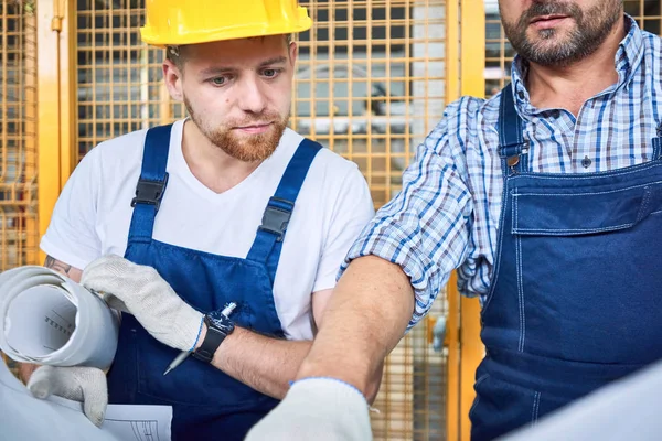 Porträtt Två Byggnadsarbetare Bära Hardhats Diskuterar Planer Medan Arbetar Plats — Stockfoto