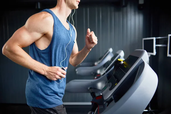 Homem Muscular Irreconhecível Fones Ouvido Desfrutando Música Favorita Enquanto Corre — Fotografia de Stock