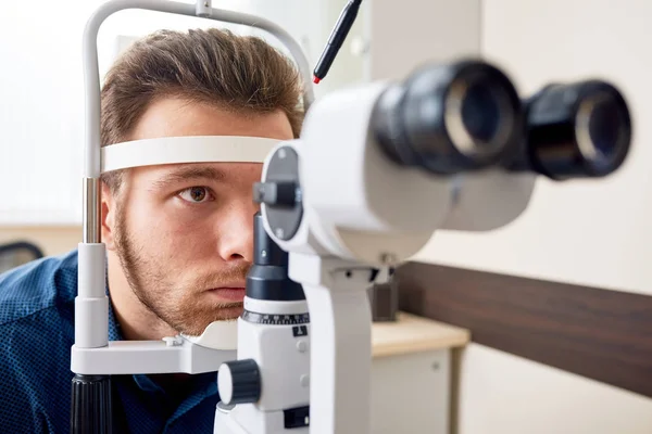 Portret Van Jonge Man Kijkend Naar Gleuf Lamp Machine Hoofd — Stockfoto