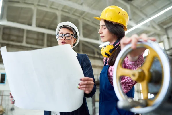 Smart Kvinnliga Teknolog Läsning Industriella Blueprint Fördriva Tiden Talande Till — Stockfoto