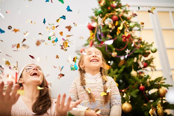 Wesoły Matki Córeczkę Rzucając Kolorowe Konfetti Podczas Obchodów Bożego Narodzenia — Zdjęcie stockowe