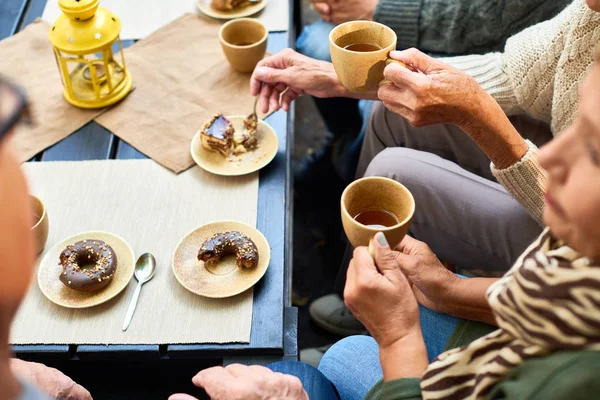 High Angle Several Senior People Drinking Tea Chocolate Doughnuts Meeting — Stock Photo, Image