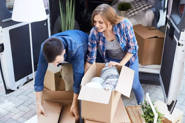 Pareja Joven Hombre Mujer Descargando Van Movimiento Juntos Abriendo Cajas — Foto de Stock