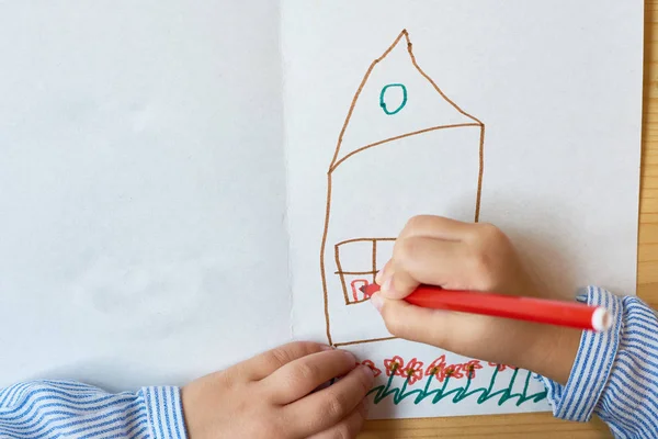 Close Van Onherkenbaar Kid Tekening Huisje Handgemaakte Giftcard Tijdens Kunst — Stockfoto