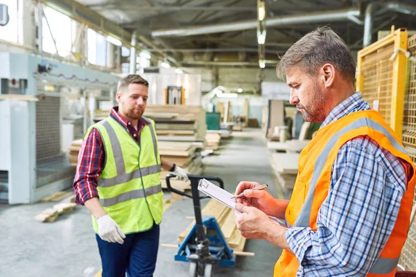 Side View Porträtt Mogen Warehouse Manager Kontrollera Beställningslista Medan Unga — Stockfoto