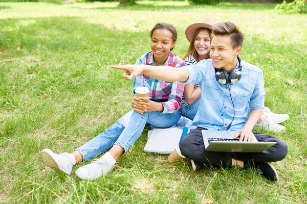 Retrato Tres Jóvenes Felices Sentados Césped Verde Con Ordenador Portátil — Foto de Stock