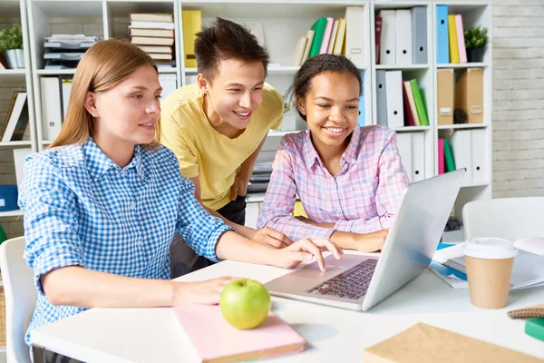 Portret Van Drie Studenten Met Behulp Van Laptop Samen Studeren — Stockfoto