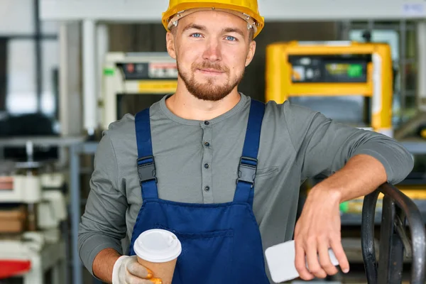 Porträtt Ung Arbetstagare Tar Paus Fabriken Verkstad Tittar Kameran Håller — Stockfoto