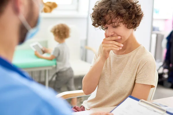 Portrait Distressed Young Woman Talking Doctor Office Little Child Background — Stock Photo, Image