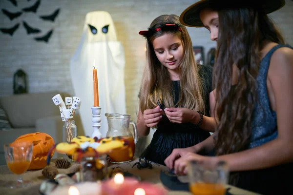 Chicas Curiosas Serias Jugando Con Juguetes Halloween Mesa Con Dulces — Foto de Stock
