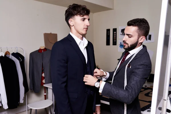 Retrato Joven Sastre Guapo Traje Medida Modelo Estudio Atelier Tradicional — Foto de Stock