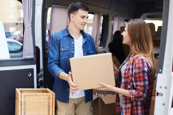 Retrato Joven Sonriente Una Mujer Descargando Cajas Una Furgoneta Movimiento — Foto de Stock