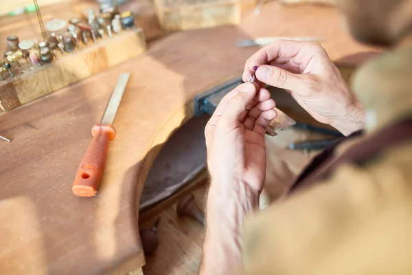 Close Van Juweliers Handen Maken Zilveren Ring Decoratie Werkplaats Die — Stockfoto