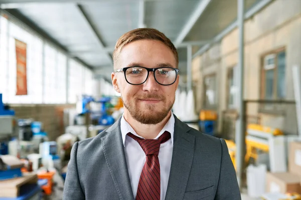 Portret Van Lachende Winkelbediende Dragen Pak Poseren Kijken Camera Staan — Stockfoto