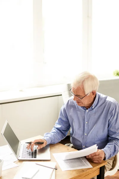 Высокоугловой Портрет Современного Пожилого Человека Заполняющий Анкету Время Работы Ноутбуком — стоковое фото