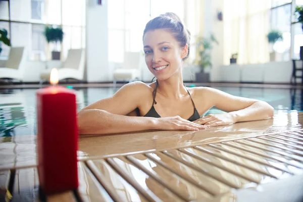 Portrait Happy Young Woman Smiling Camera While Relaxing Swimming Pool — Stock Photo, Image