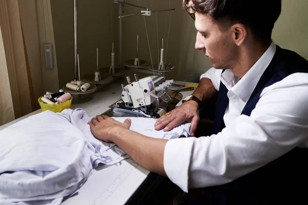 Kant Weergave Portret Van Knappe Jonge Tailor Zaagmachines Kleren Zitten — Stockfoto