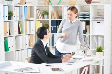 Modern ofis çalışma toplantısı yaparken istatistik verileri analiz iş çok etnik gruptan oluşan grup