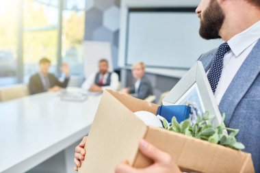 Kişisel eşyalarınızı geri ona ateş birkaç iş insanlara bakmaktan kutu tutan tanınmayan adam