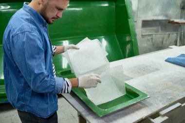 Resim iş modern atölye, kopya alanı araçları hazırlama yakışıklı olgun adam yan görünüm