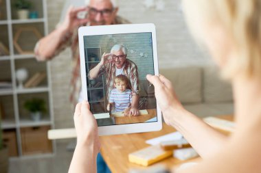 Dijital tablet, ekrandaki görüntü ile çekilmiş fotoğrafı için poz onun büyükbaba ile küçük çocuk portresi