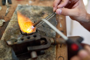 Değerli metal farklı araçlarla çalışma masasında erime tanınmaz kuyumcu closeup