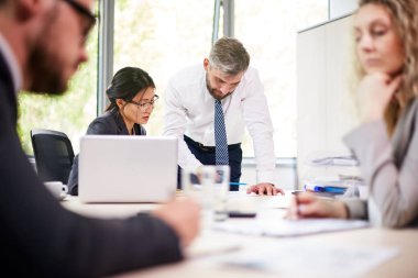 Tam hızda çalışma toplantısı: etnik grup yöneticileri toplandı birlikte toplantı odası ve tartışarak ortak projesi