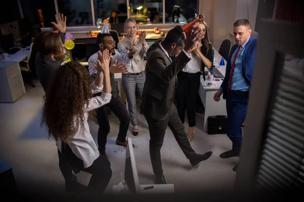 Молоді Білі Комірці Танцюють Розважаються Під Час Святкування Корпоративного Заходу — стокове фото