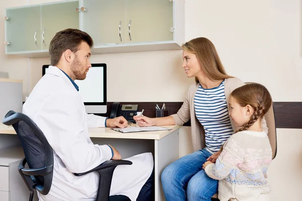 Retrato Una Niña Visitando Médico Con Madre Sentada Escritorio Consultorio — Foto de Stock