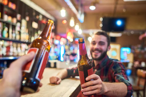 Retrato Hombre Barbudo Feliz Tintineo Botellas Cerveza Con Amigos Mientras —  Fotos de Stock