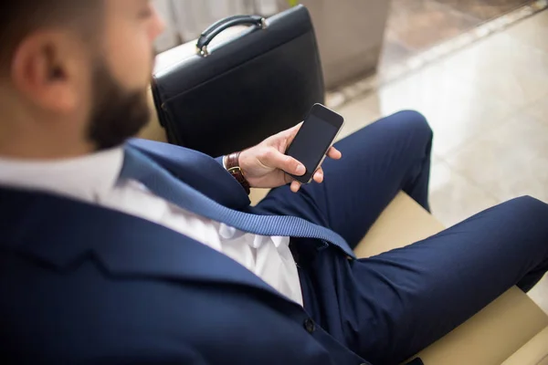 Alto Ângulo Perto Empresário Irreconhecível Usando Smartphone Esperando Lobby Com — Fotografia de Stock