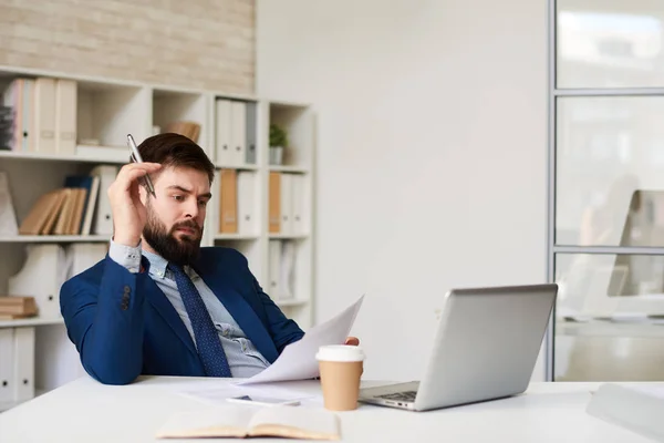 Retrato Joven Hombre Negocios Barbudo Que Trabaja Escritorio Una Oficina — Foto de Stock