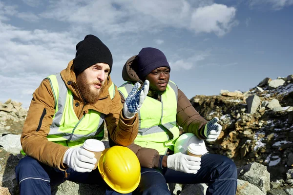 Портрет Двух Промышленных Рабочих Отражающих Куртках Один Африканский Расслабляющий Перерыв — стоковое фото