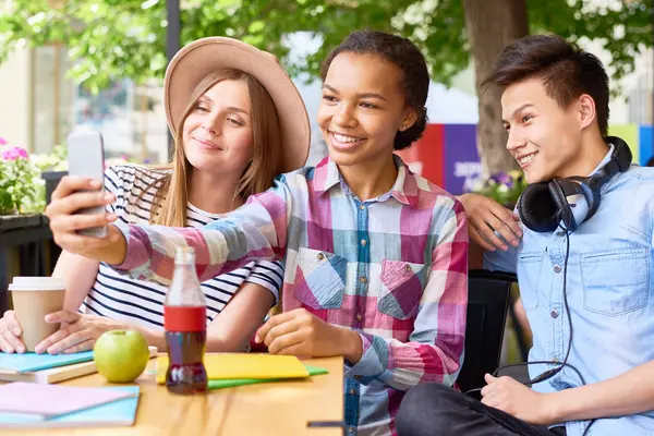 Multi Etnische Groep Van Drie Gelukkige Studenten Die Selfie Smartphone — Stockfoto